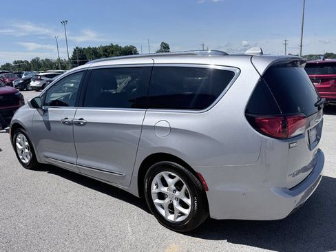 Used 2018 Chrysler Pacifica Touring-L Plus w/ Advanced Safetytec Group FWD image 6