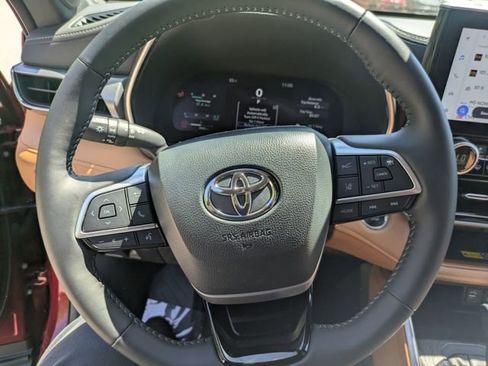 Used 2025 Toyota Highlander Platinum AWD/4WD image 22