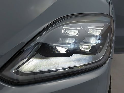 Certified 2025 Porsche Cayenne Coupe image 34