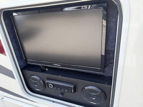 Used 2017 Ford E-450 and Econoline 450 Super Duty w/ Motorhome Prep Package RWD image 18