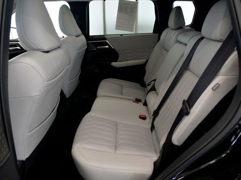 Used 2025 Mitsubishi Outlander AWD image 28
