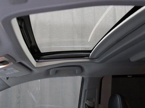 Used 2020 Toyota Sienna SE Premium w/ Nightshade Edition FWD image 8