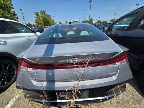 Used 2025 Hyundai Elantra Limited FWD image 3