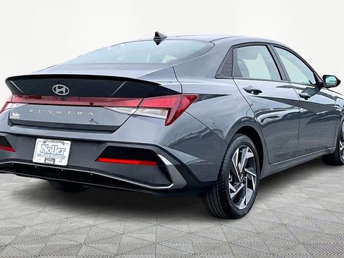 Used 2025 Hyundai Elantra Sport image 2