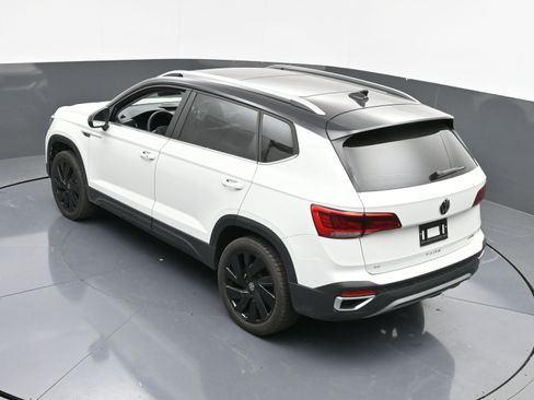 Used 2024 Volkswagen Taos SE w/ Panoramic Sunroof Package image 34