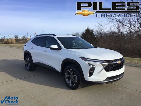 Used 2025 Chevrolet Trax LT image 1