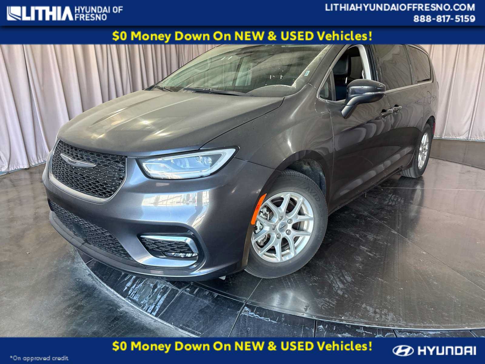 Used 2023 Chrysler Pacifica Touring-L FWD image 1
