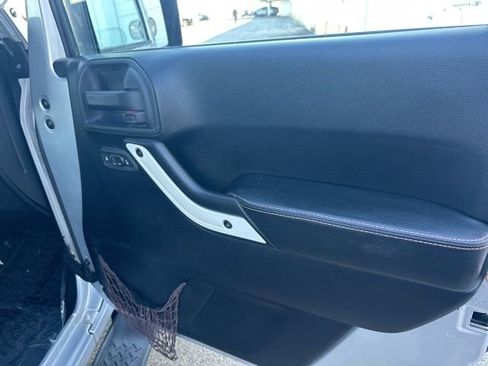 Used 2012 Jeep Wrangler Unlimited Sahara image 39