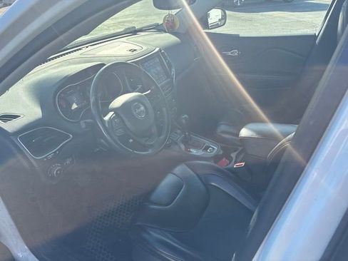Used 2019 Jeep Cherokee Trailhawk w/ Cold Weather Group AWD/4WD image 14