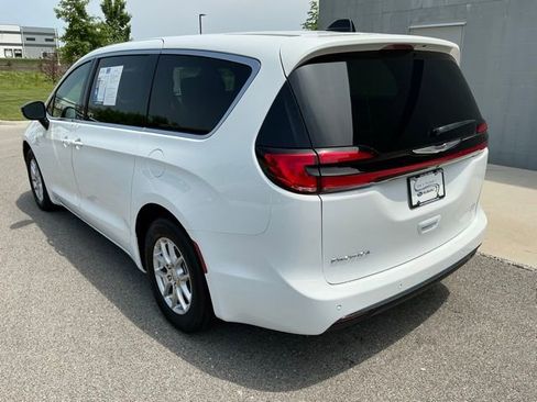 Used 2025 Chrysler Pacifica Select FWD image 2