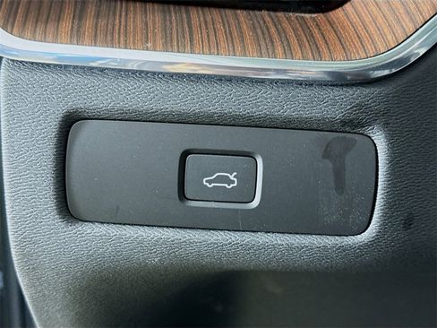 Certified 2023 Volvo XC60 B5 Ultimate w/ Protection Package Premier image 10