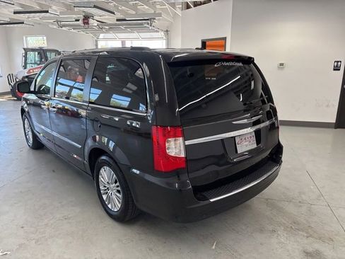 Used 2014 Chrysler Town & Country Touring-L FWD image 6