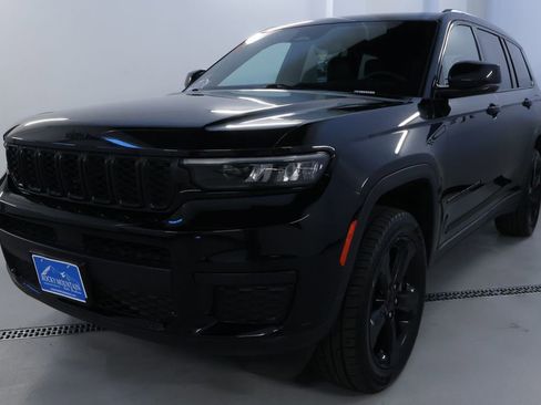 Used 2023 Jeep Grand Cherokee L Laredo image 3