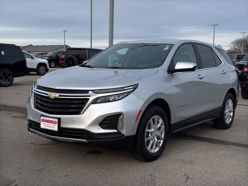 Used 2022 Chevrolet Equinox LT image 2