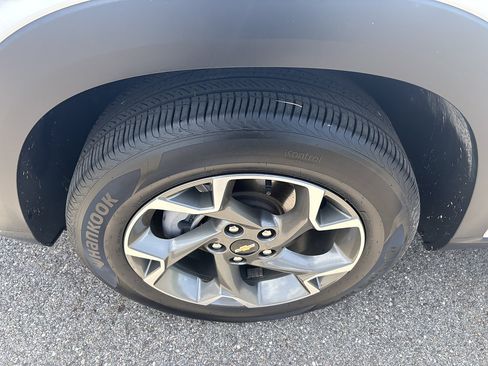 Used 2025 Chevrolet Trax LT FWD image 9