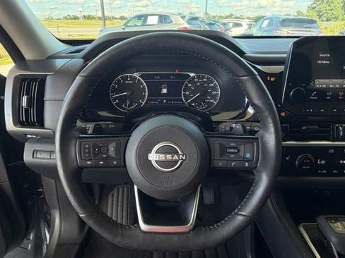 Used 2023 Nissan Pathfinder SL AWD/4WD image 16