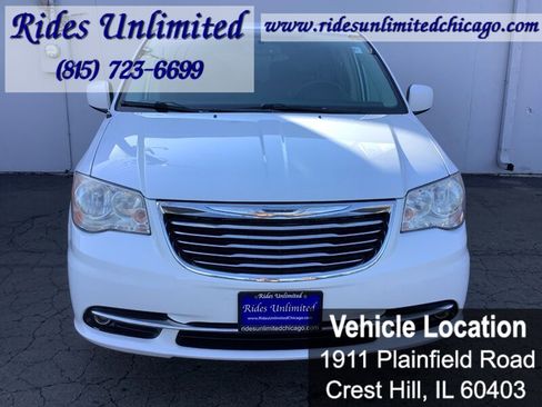 Used 2014 Chrysler Town & Country Touring FWD image 9