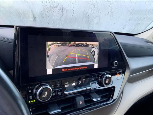 Used 2023 Toyota Highlander Limited FWD image 28