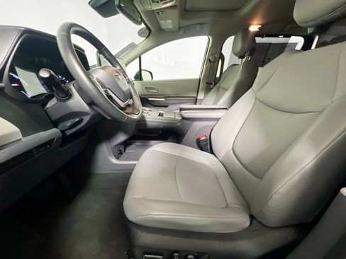 Used 2024 Toyota Sienna XLE FWD image 14