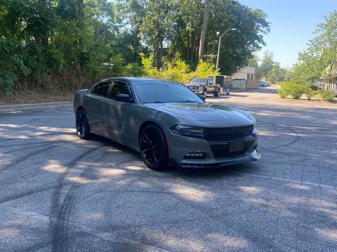 Used 2017 Dodge Charger SXT w/ Blacktop Package RWD image 3