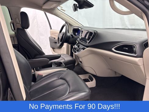 Used 2023 Chrysler Pacifica Touring-L image 27