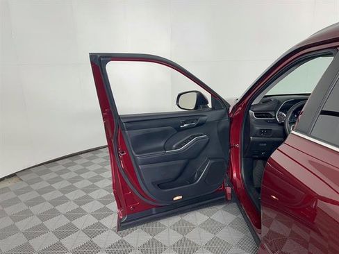 Certified 2024 Toyota Highlander XLE image 15