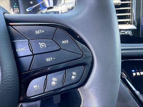 Used 2022 Chrysler Pacifica Limited w/ Uconnect Theater Family Group FWD image 14