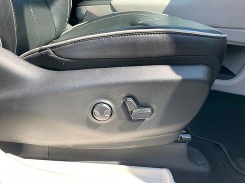 Certified 2023 Chrysler Pacifica Limited FWD image 14
