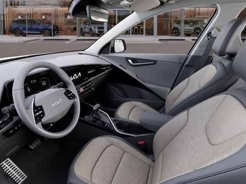 New 2025 Kia Niro SX Touring image 17