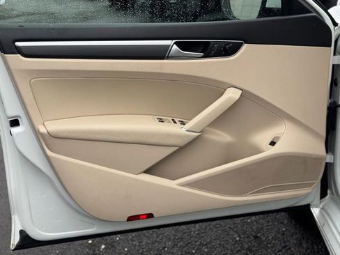 Used 2018 Volkswagen Passat 2.0T R-Line image 10