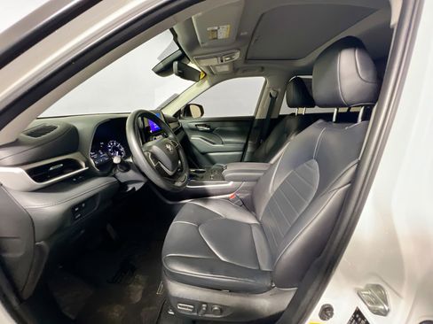 Used 2023 Toyota Highlander XLE FWD image 14