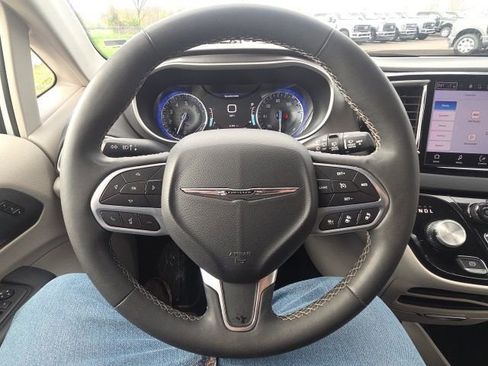 Used 2023 Chrysler Pacifica Touring-L FWD image 41