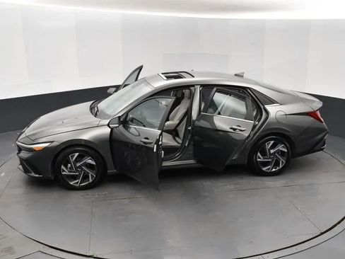 Used 2025 Hyundai Elantra Limited image 7