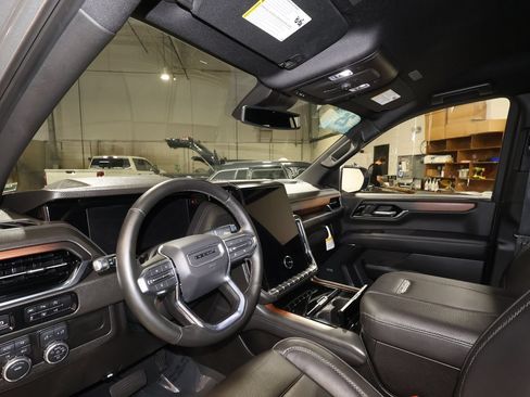 Used 2025 GMC Yukon XL Denali AWD/4WD image 9