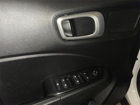 Used 2020 Hyundai Venue SE image 12