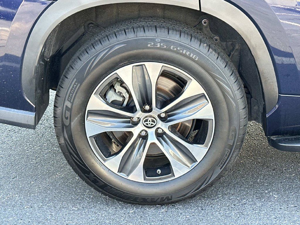Used 2023 Toyota Highlander XLE FWD image 9