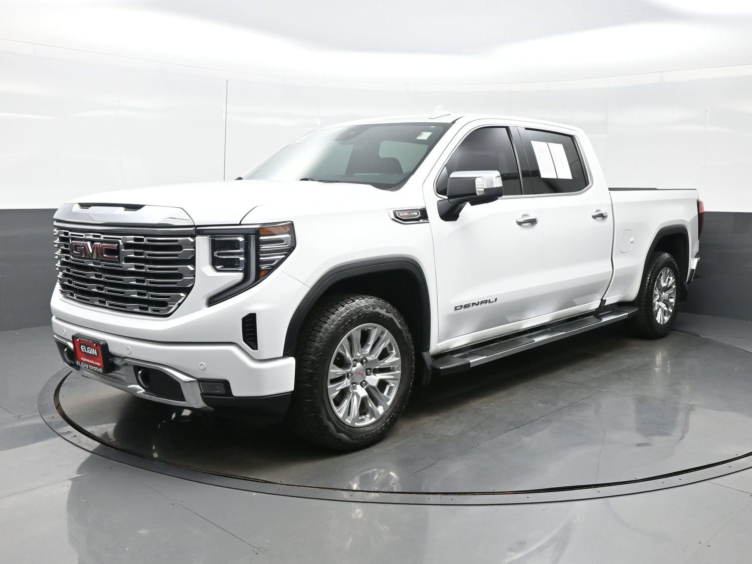 Used 2023 GMC Sierra 1500 Denali w/ Technology Package AWD/4WD image 2