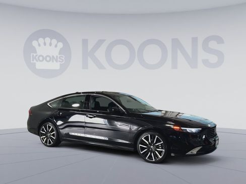 Used 2023 Honda Accord Touring image 2