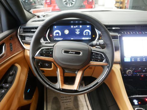 New 2025 Jeep Grand Cherokee Summit image 9