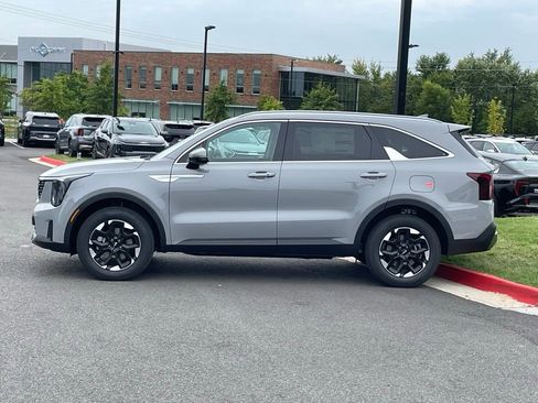 New 2026 Kia Sorento S image 4