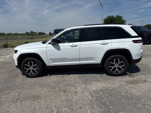 Used 2024 Jeep Grand Cherokee Limited AWD/4WD image 9