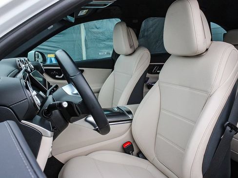 Used 2025 Mercedes-Benz GLC 300 4MATIC image 18