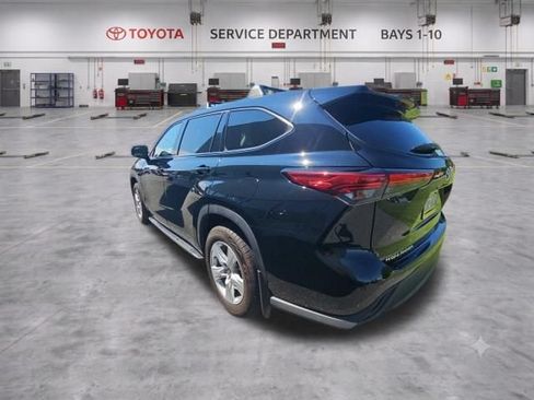 Used 2021 Toyota Highlander LE AWD/4WD image 6