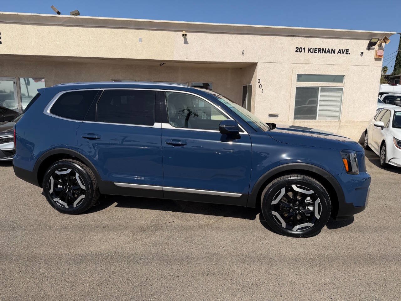 Used 2024 Kia Telluride EX w/ EX Captain's Chair Package FWD image 5
