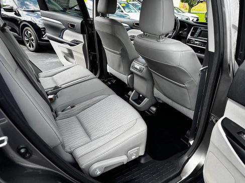 Used 2015 Toyota Highlander Plus AWD/4WD image 14