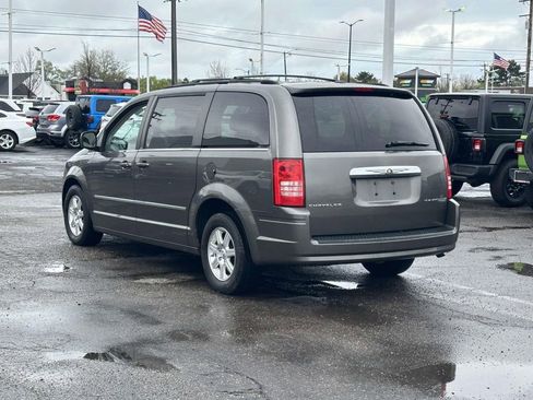 Used 2010 Chrysler Town & Country Touring FWD image 6
