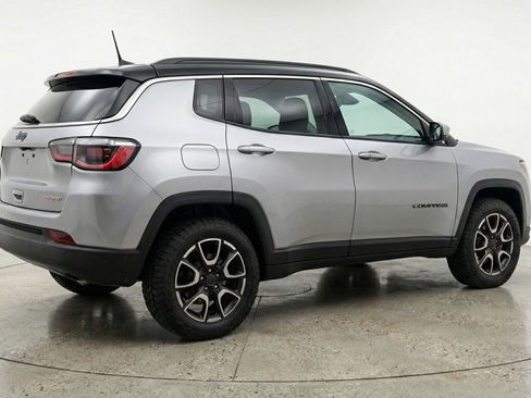 Used 2025 Jeep Compass Trailhawk AWD/4WD image 7