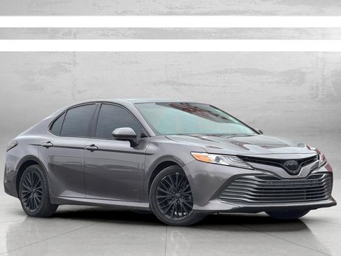 Used 2020 Toyota Camry XLE image 2