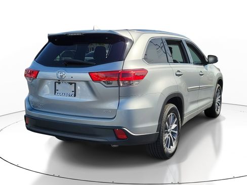 Used 2018 Toyota Highlander XLE FWD image 6