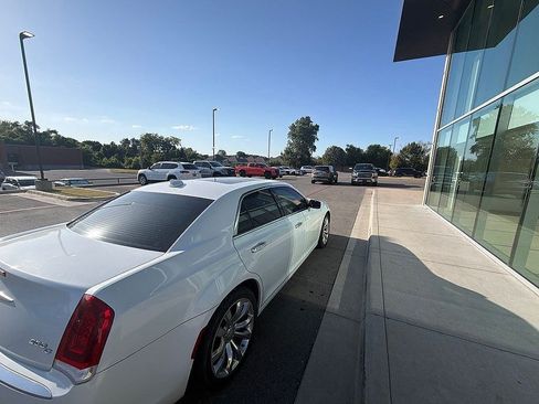 Used 2015 Chrysler 300 C RWD image 9